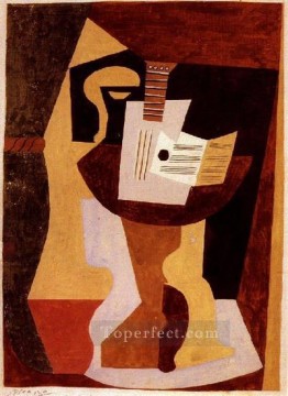パブロ・ピカソ Painting - 台座テーブル上のギターと楽譜 1920年 パブロ・ピカソ